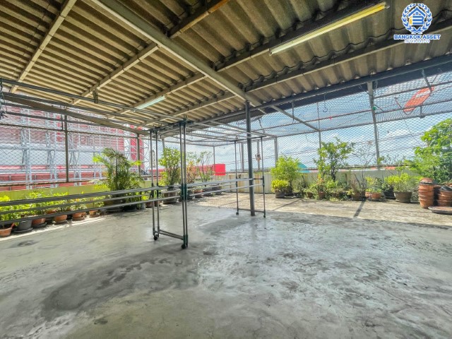 *****อาคารพาณิชย์มือสองย่านนนทบุรี อาคารพาณิชย์ ติดถ.แจ้งวัฒนะ เนื้อที่มากถึง 38 ตร.ว. ฟังก์ชันจัดเต็มถึง 6 ห้องนอน 4 ห้องน้ำ 2 ที่จอดรถ จะทำเป็นบริษัท หรือจะอยู่อาศัยก็ดี บนทำเลศักยภาพสุดๆ ใกล้เซ็นทรัลแจ้งวัฒนะ, รถไฟฟ้า (ในอนาคต) สายสีชมพู "สถานีแจ้งวัฒนะ-ปากเกร็ด 28" และทางด่วน "ศรีรัช"